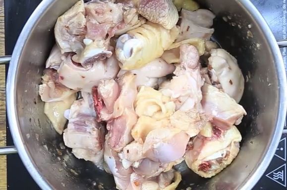 Đảo thịt gà với nấm 5 phút cho thịt gà săn lại1