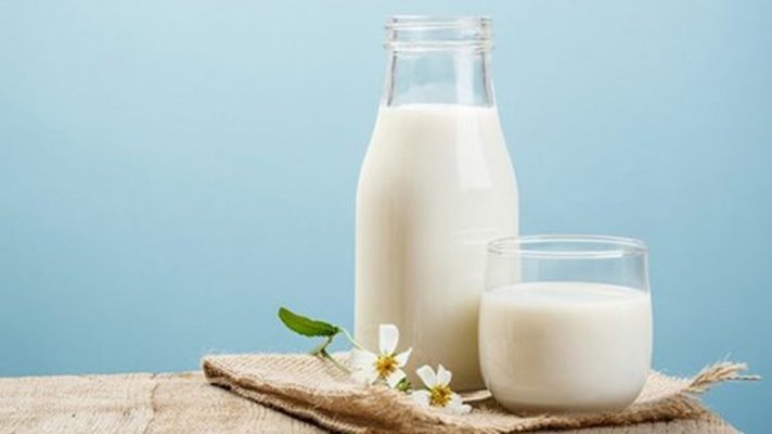 Uống sữa mỗi ngày bổ sung protein giúp da căng bóng mịn màng