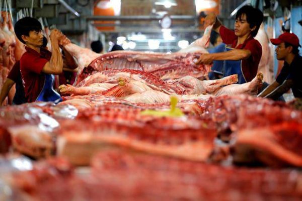Giá thịt lợn tăng cao ở các chợ với siêu thị1