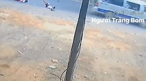 Đồng Nai: Thêm 2 em học sinh bị rơi khỏi xe ô tô đưa đón