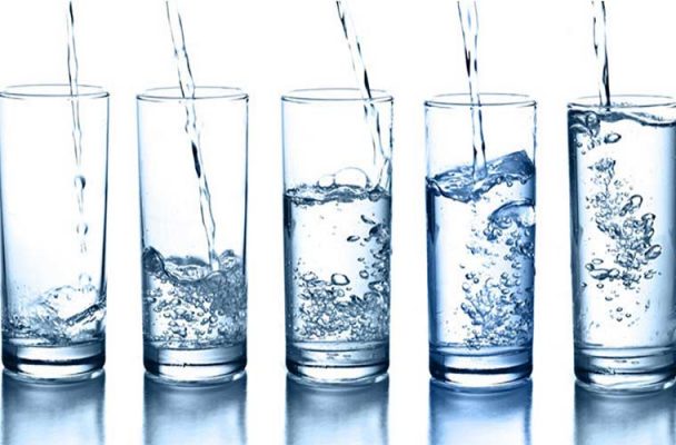 Uống nhiều nước để cân bằng độ ẩm của da1
