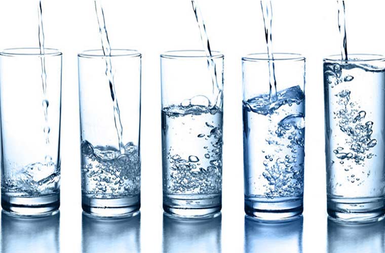 Uống nhiều nước để thanh lọc cơ thể và hạn chế hấp thụ đường1