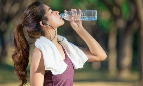 Uống nhiều nước để cấp ẩm và loại bỏ độc tố từ khói bụi 1