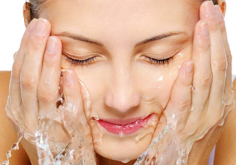 Rửa sạch và giữ da luôn sạch để ngăn vi khuẩn gây mụn trở lại1