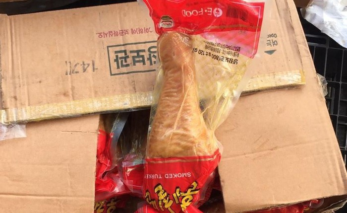 Đùi gà hun khói Hàn Quốc bị hết hạn nhưng vẫn đưa ra bán ngoài thị trường1