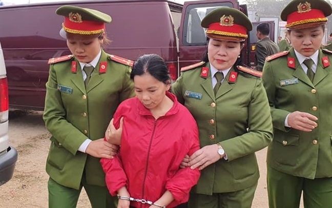 Bị cáo Bùi Thị Kim Thu bị áp giải đến nơi xét xử vụ án1