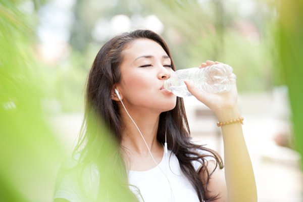 Uống nhiều nước giúp thải các độc tố và giúp các cơ quan nội tạng hoạt động hiệu quả.1
