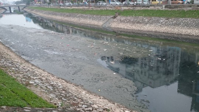 Sông Tô Lịch trở thành nơi xả nước thải sinh hoạt của thành phố nên ô nhiễm nặng1