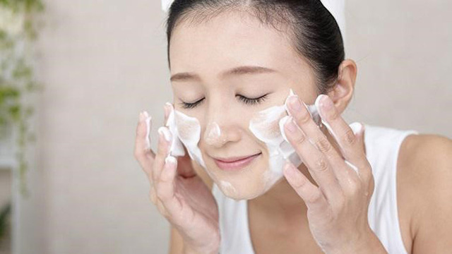 Thường xuyên rửa sạch mặt với sữa rửa mặt để làm sạch da mỗi ngày1