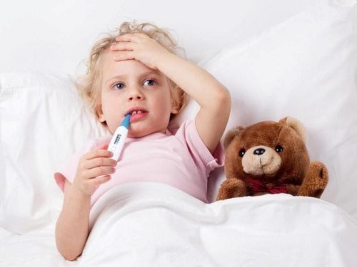 Phải làm gì khi trẻ bị sốt cao sau khi tiêm Vacxin Covid- 19