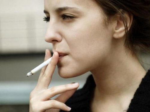 Cảnh báo nguy cơ vô sinh khi hút thuốc theo “trend” của rất nhiều phụ nữ