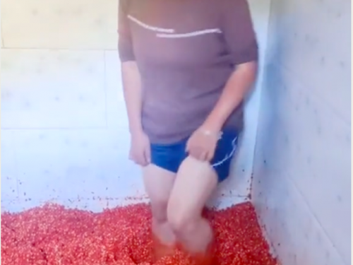 Dân tình “ngã ngửa” với hình ảnh một người phụ nữ làm sa tế bằng chân được phát tán trên MXH